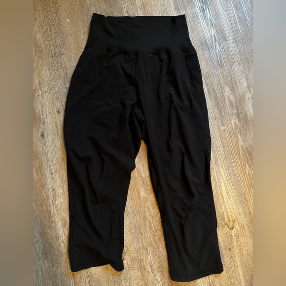 Size 8 Lulu 🍋 crops - Picture 1 of 2